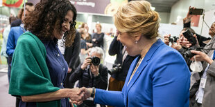 Franziska Giffey und Bettina Jarasch geben sich die Hand