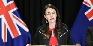 Jacinda Ardern am Rednerinnenpult