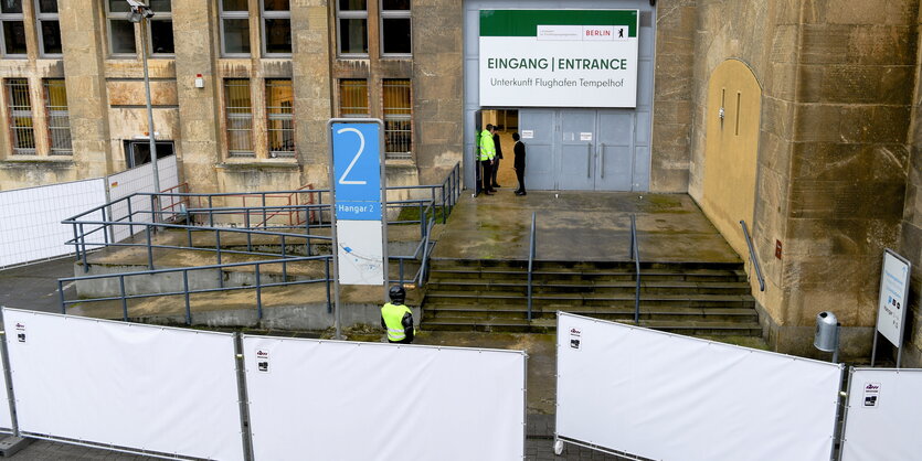 Eine Absperrung vor einem Tempelhof-Hangar