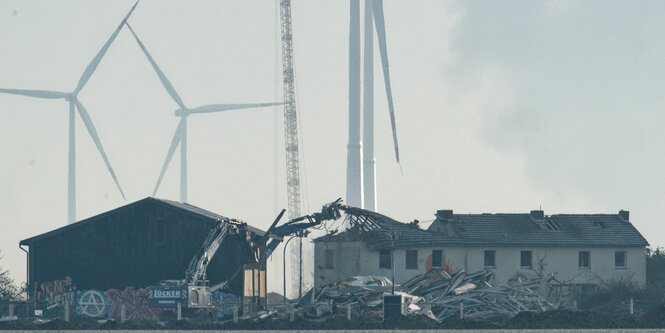 Bagger reißen Häuser in Lützerath ab.