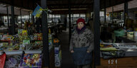 Eine Verkäuferin wartet auf einem Markt in Cherson auf Kundschaft