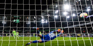 Luca Waldschmidt verwandelt den Elfmeter zum 6:0 für Wolfsburg