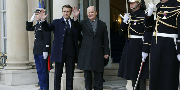 French President Macron and Chancellor Olaf Scholz at their meeting in front of the Elysee Palace