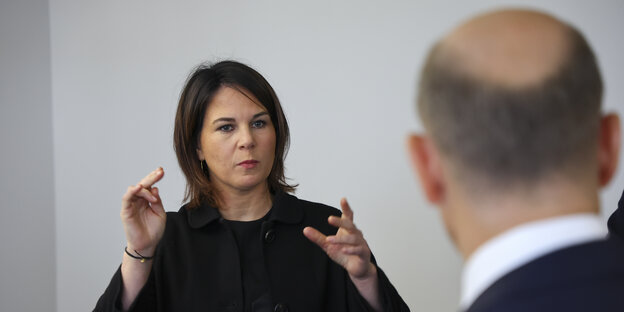 Annalena Baerbock, Foreign Minister, speaks with Chancellor Olaf Scholz