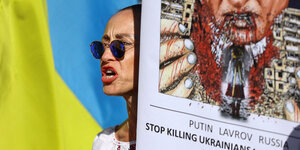 Eine Frau protestiert gegen Putin