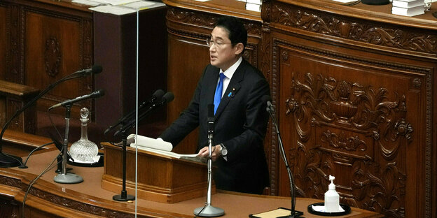 Fumio Kishida spricht im Parlament
