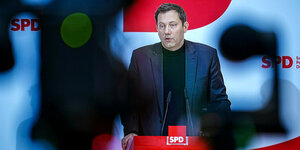 Lars klingbeil steht am Rednerpult vor SPD Logos