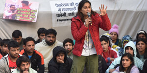 Bei einer Demonstration steht Rednerin Vinesh Phogat am Mikrofon