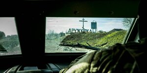 Blick aus dem Fenster eines Militärfahrzeugs