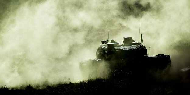 Ein Leopard-2-Panzer wirbelt Staub auf