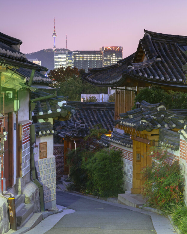 Traditionelle Häuser sind im Vordergrund zu sehen, dahinter die Wolkenkratzer von Seoul Traditionelle Häuser sind im Vordergrund zu sehen, dahinter die Wolkenkratzer von Seoul