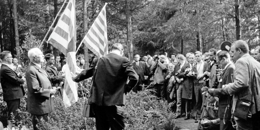 Gerhard Kromschröder beim Moorsoldaten-Treffen im KZ_Esterwegen 1966