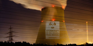 Ein qualmendes Atomkraftwerk mit Aufschrift von Greenpeace
