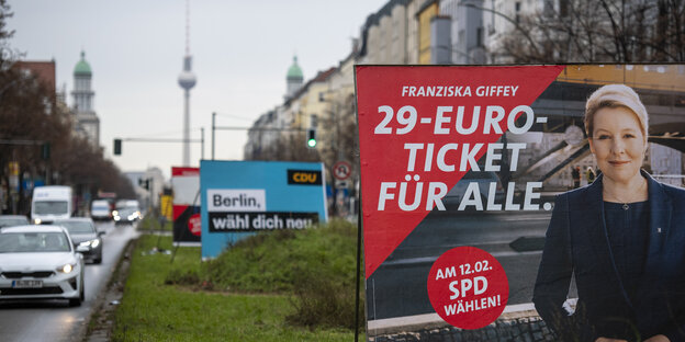 Das Bild zeigt Wahlplakate in Berlin längst einer stark befahrenen Straße.