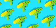 Auf knallblauem Hintergrund sind viele Wasserpistolen abgebildet