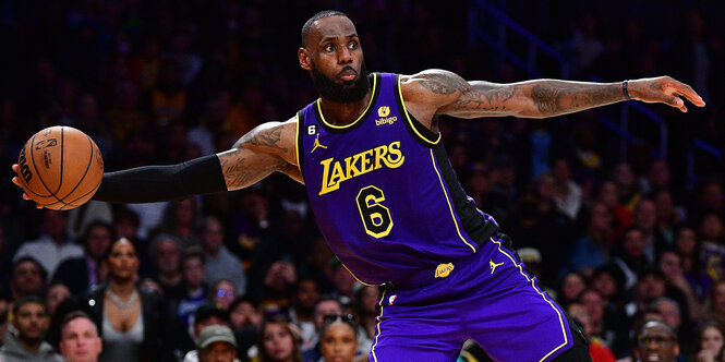 LeBron James streckt rechten Arm aus, Ball in rechter Hand