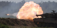 Große Flamme nach dem Abschuss aus einem Leopard Panzer