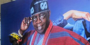 Portrait von Bola Ahmed Tinubu auf einem Plakat