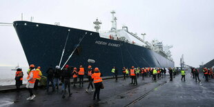 Das schwimmende LNG-Terminal liegt am Kai des Industriehafens Brunsbüttel