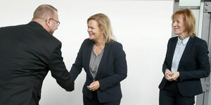 Nancy Faeser die Bundesinnenministerin, begrüßt lächelnd Frank Wernike, Voritzender von verdi - Karin Welge schaut zu