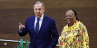 der russische Außenminister Sergej Lawrow (l) und seine südafrikanische Amtskollegin Naledi Pandor während ihres Treffens in Pretoria