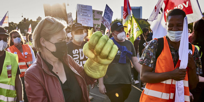 Linken-Politikern Gesine Lötsch auf einer Demonstration der Gewerkschaft Verdi für bessere Bezahlung im Gesundheitswesen. Sie hält eine große Faust, neben ihr Aktivist:innen mit Verdi-Fahnen