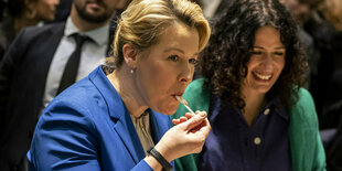 Das Foto zeigt Franziska Giffey (SPD) und Bettina Jarasch (Grüne) bei einem Besuch der Grünen Woche.