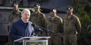 Scholz und Bundeswehrsoldaten vor einem Leopard-Kampfpanzer