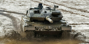 Kampfpanzer Leopard 2A6 im Schlamm