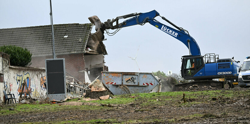 Ein Bagger reißt ein Gebäude ab