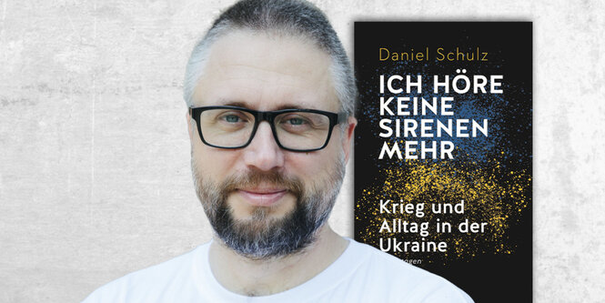 Das Bild zeigt Daniel Schulz und sein Buch „Ich höre keine Sirenen mehr. Krieg und Alltag in der Ukraine“.
