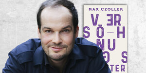 Das Bild zeigt Max Czollek und sein Buch „Versöhnungstheater“.