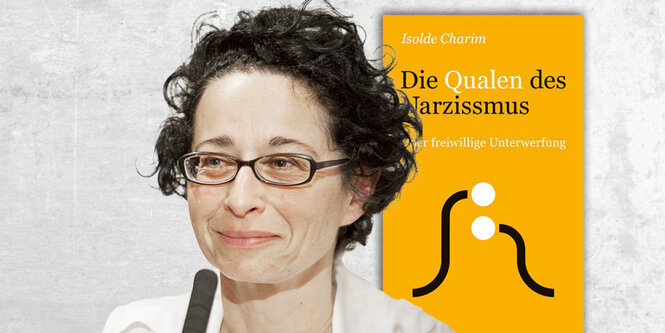 Das Bild zeigt Isolde Charim und ihr Buch „Die Qualen des Narzissmus. Über freiwillige Untwerfung“