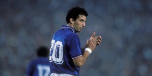 Gianluca Vialli feuert sein Mitspieler an