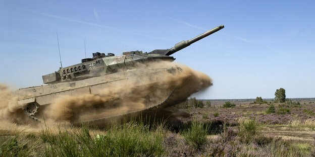 A Leopard 2 main battle tank