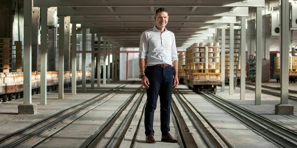 Daniel Jeschonowski steht in einer Fabrikhalle