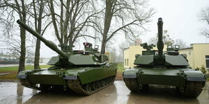 2 Abram Panzer glänzen nach dem Regen grün