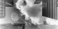 Schwarz.Weiß-Aufnahme des New Yorker Himmels: Wolkenkratzer ragen zu alllen Bildseiten empor, über ihnen schweben Wolken. Ein Fingerabdruck des Fotografen scheint über den Wolken zu schweben