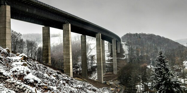 Die Talbrücke Rahmede steht imposant in der leicht verschneiten Landschaft