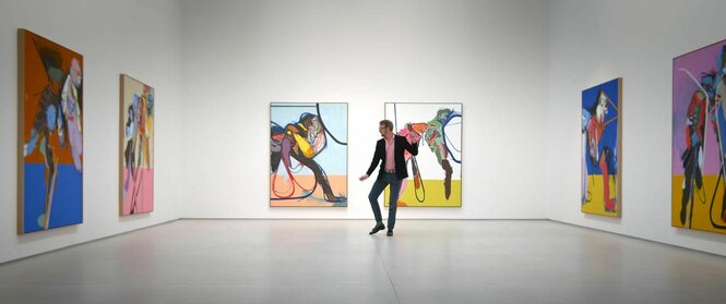 Blick in den Ausstellungsraum mit tanzendem Maler