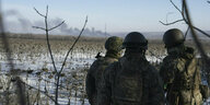 Ukrainische Soldaten blicken während der Kämpfe zwischen ukrainischen und russischen Truppen auf aufsteigende Rauchwolken