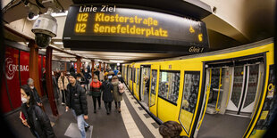 Blick auf den Bahnsteig der U2