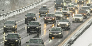 PKW stehen auf der Autobahn im «Stop and Go»-Verkehr - es schneit