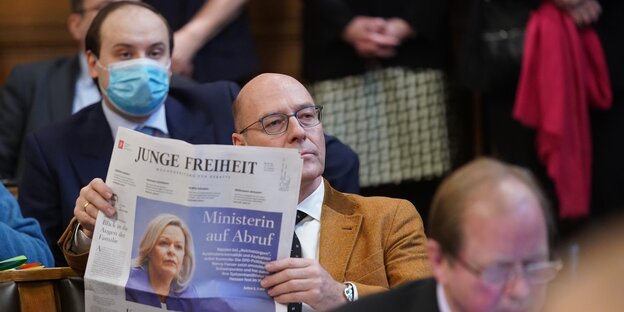Der Abgeordnete Alexander Wolf, stellvertretender Fraktionsvorsitzender der AfD, liest im Plenarsaal der Hamburgischen Bürgerschaft während der Sitzung die Zeitung "Junge Freiheit".