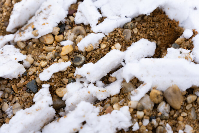 Detailaufnahme von Kies und Schnee