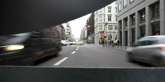 Blick auf die Friedrichstraße, wo zwei Autos unterwegs sind