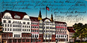 Eine Postkarte zeigt das besetzte Gewerkschaftshaus in Hamburg 1918