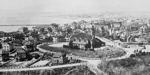 Eine Schwarzweißaufnahme der Hafenstadt Qingdao aus dem Jahr 1937