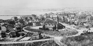 Eine Schwarzweißaufnahme der Hafenstadt Qingdao aus dem Jahr 1937