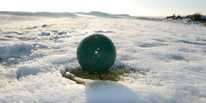 Golfball im Schnee